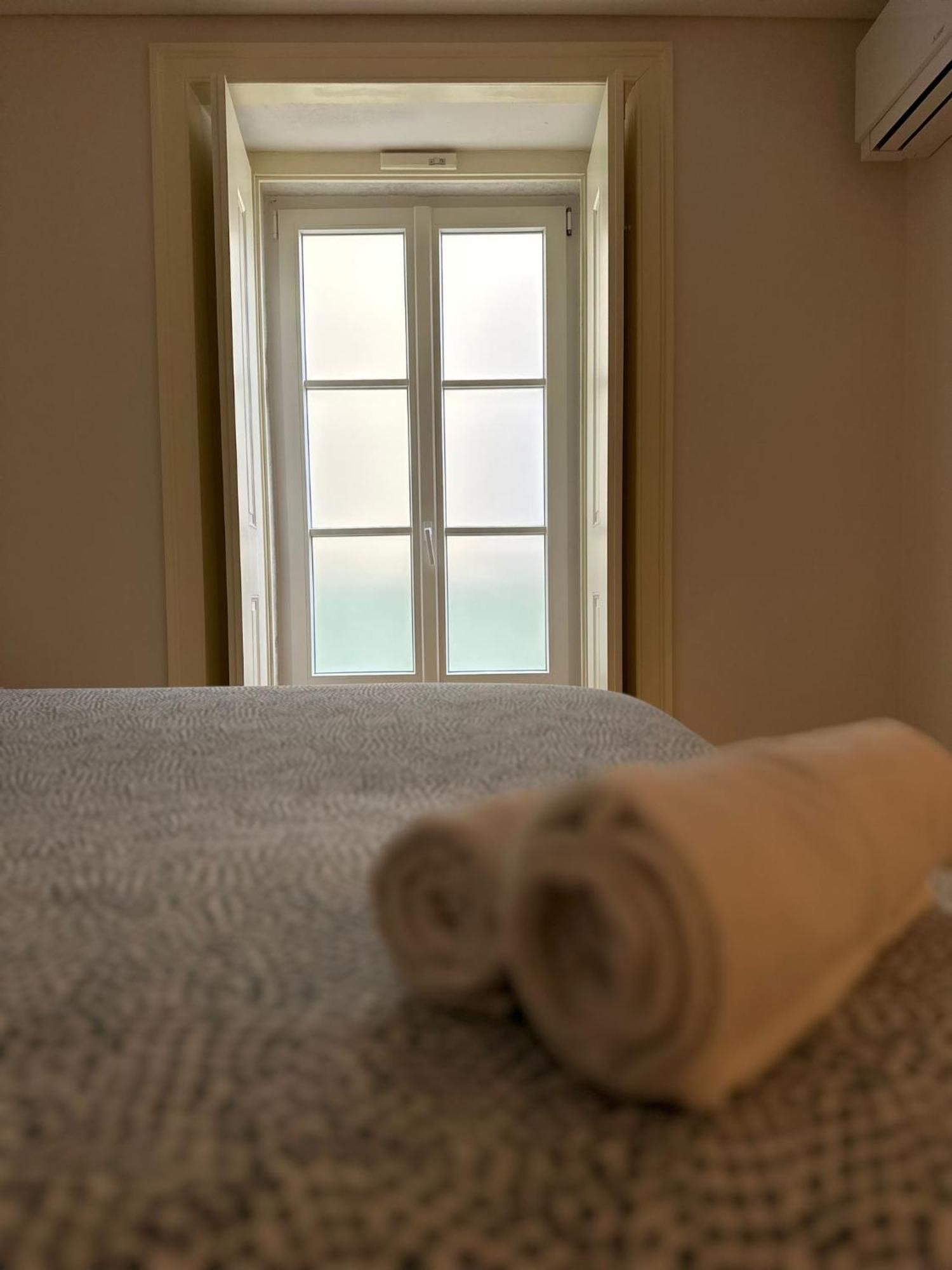 Central Bedroom In Shared House In Chiado - Historic Center Of ลิสบอน ภายนอก รูปภาพ