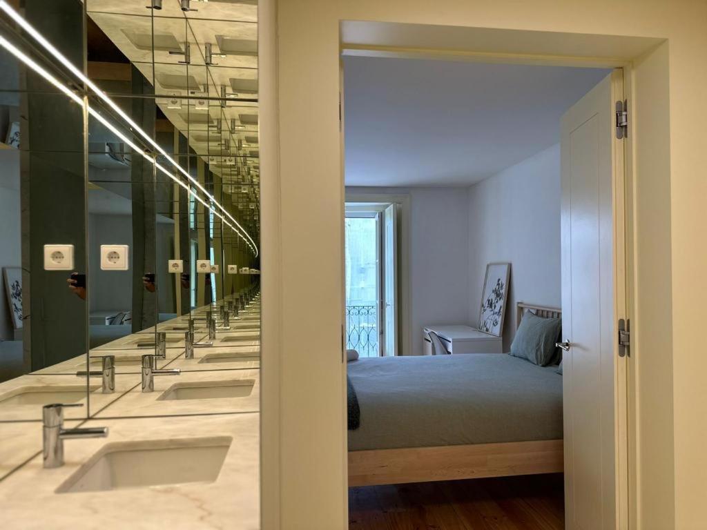 Central Bedroom In Shared House In Chiado - Historic Center Of ลิสบอน ภายนอก รูปภาพ